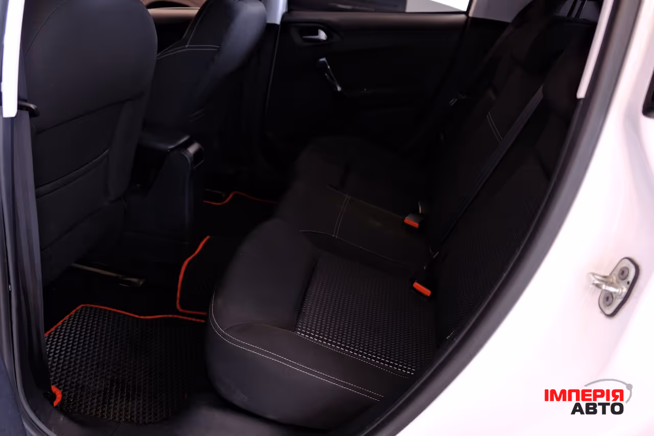 Peugeot 208 - фото 8