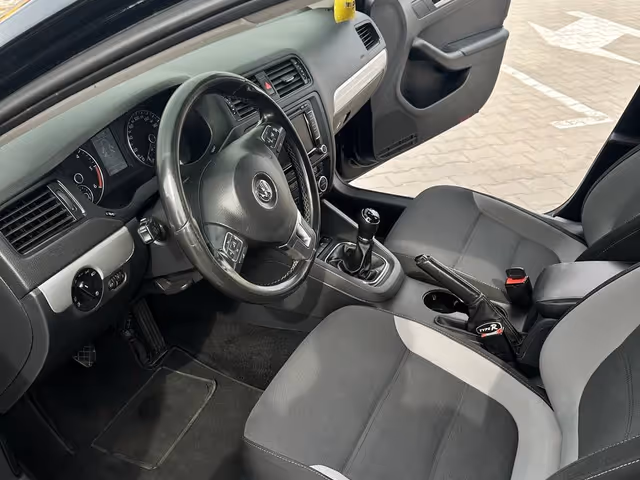 Volkswagen Jetta - фото 2
