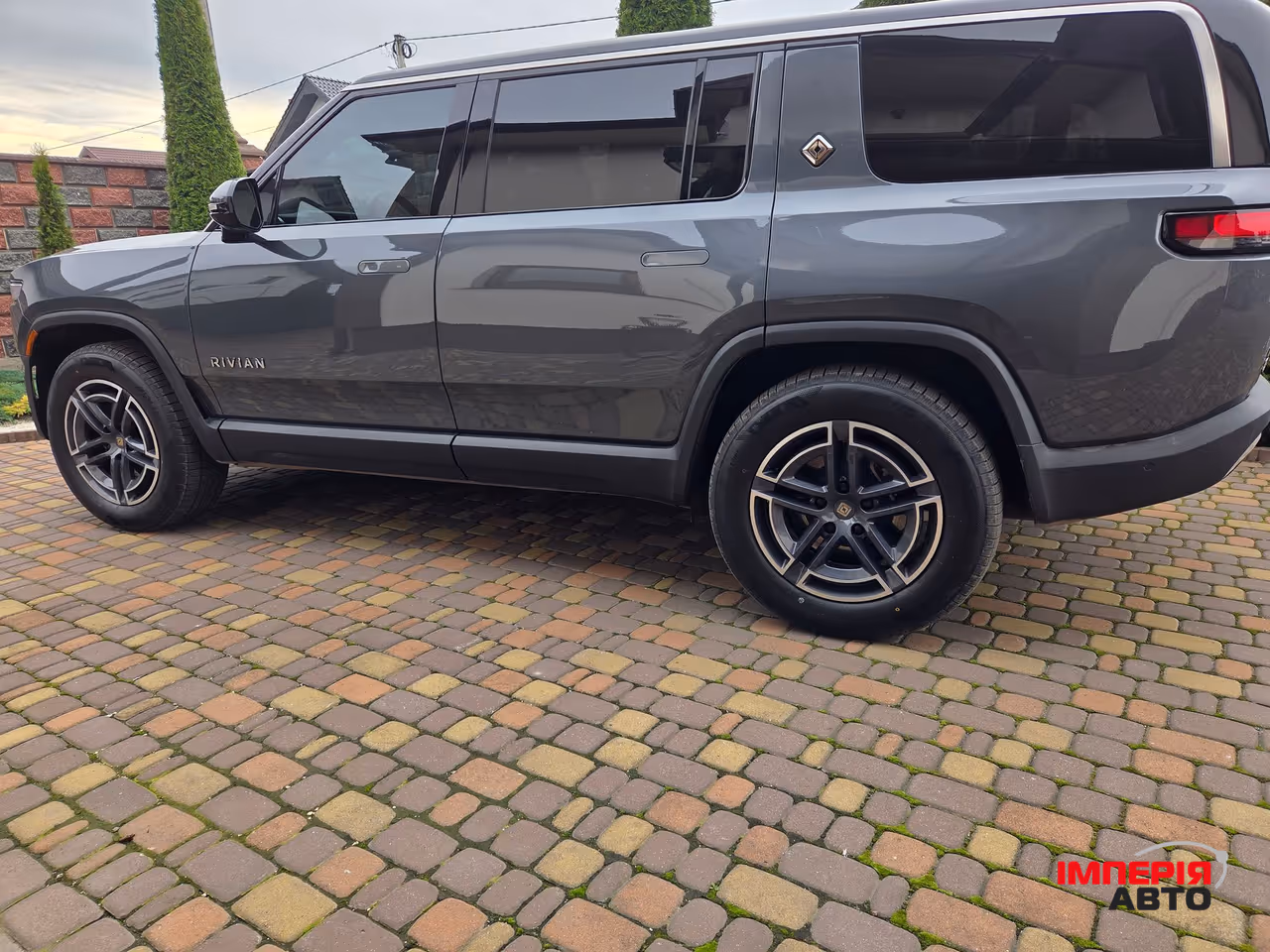 Rivian R1S - фото 5