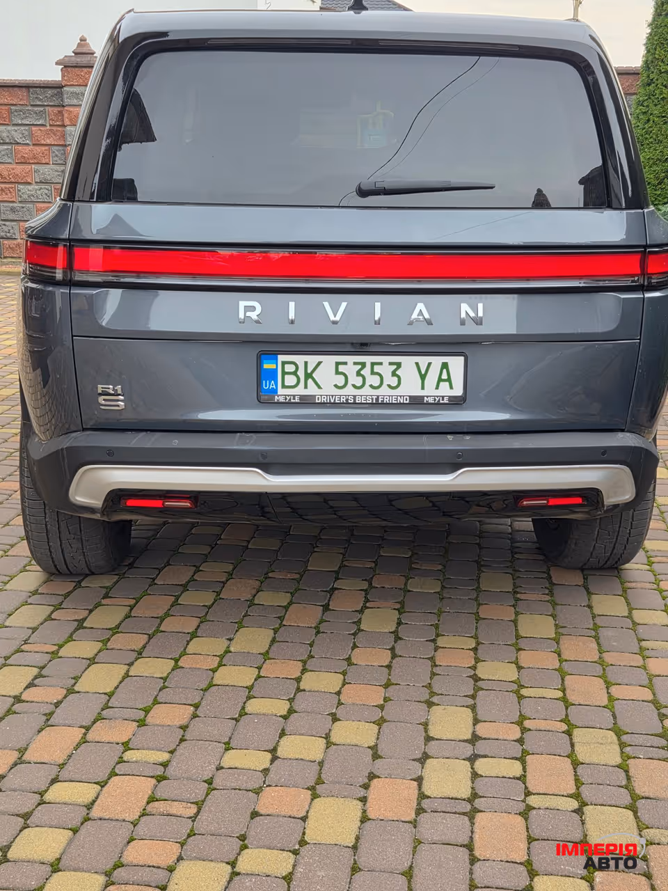 Rivian R1S - фото 4