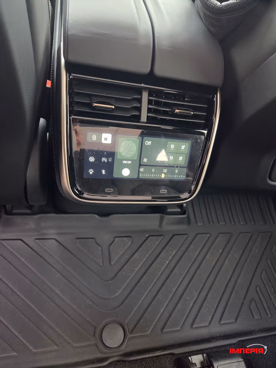 Rivian R1S - фото 7
