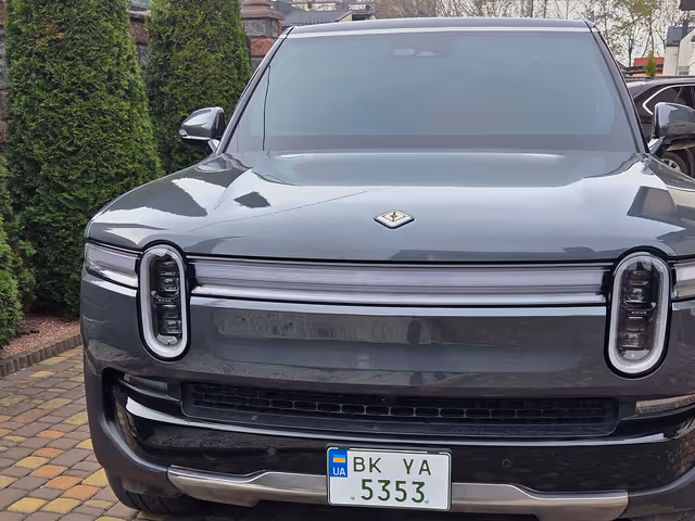 Rivian R1S - фото 1