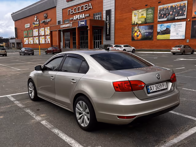Volkswagen Jetta - фото 1