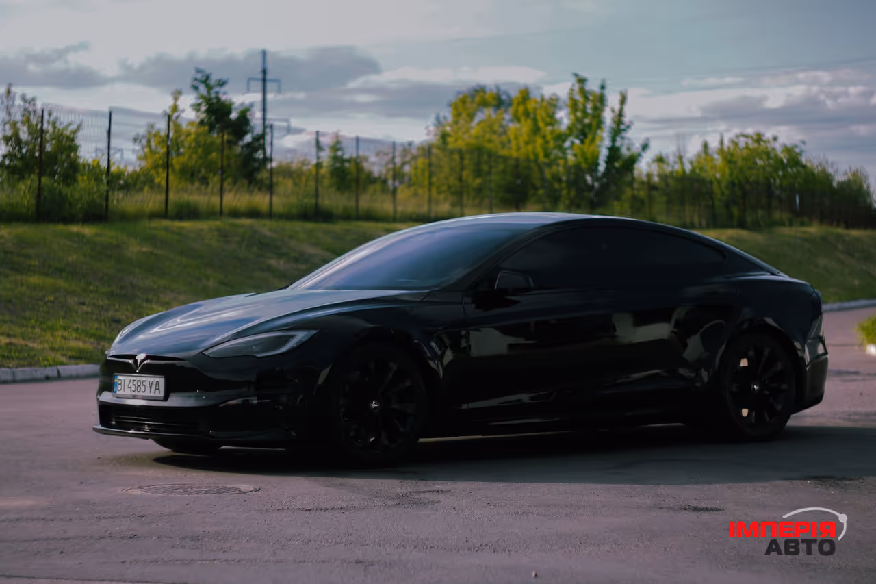 Tesla Model S - фото 1