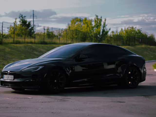 Tesla Model S - фото 1