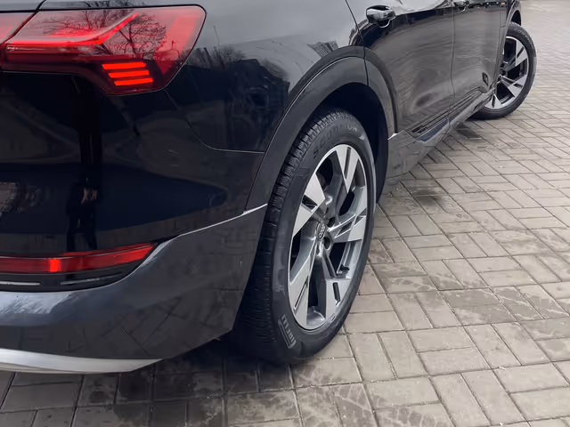 Audi e-tron - фото 3
