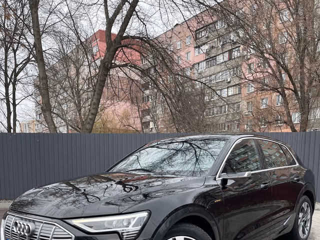 Audi e-tron - фото 1