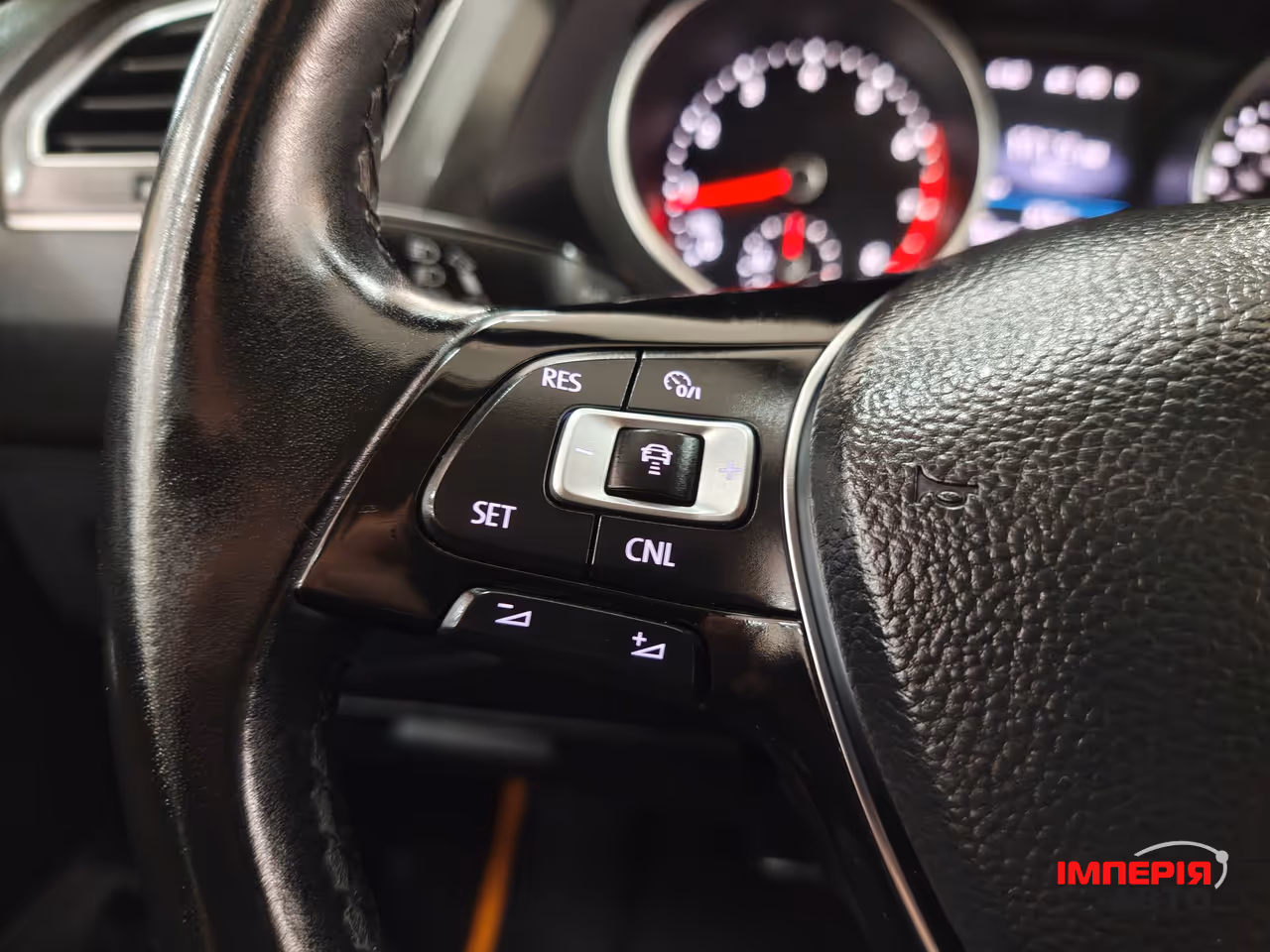 Volkswagen Tiguan - фото 12