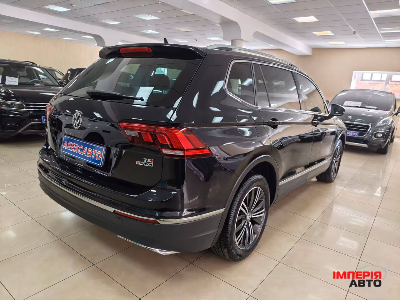 Volkswagen Tiguan - фото 3