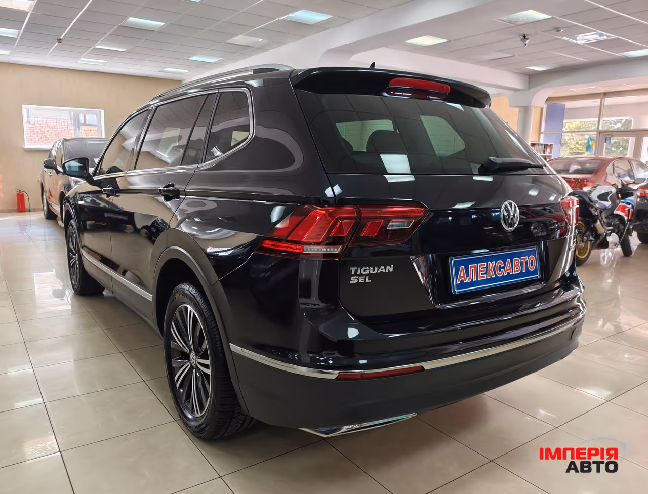 Volkswagen Tiguan - фото 2