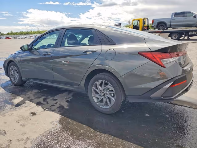 Hyundai Elantra - фото 3