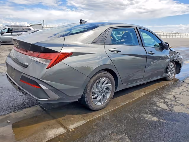 Hyundai Elantra - фото 4