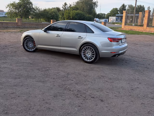 Audi A4 - фото 5