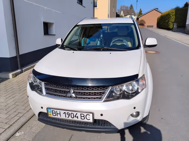 Mitsubishi Outlander - фото 1