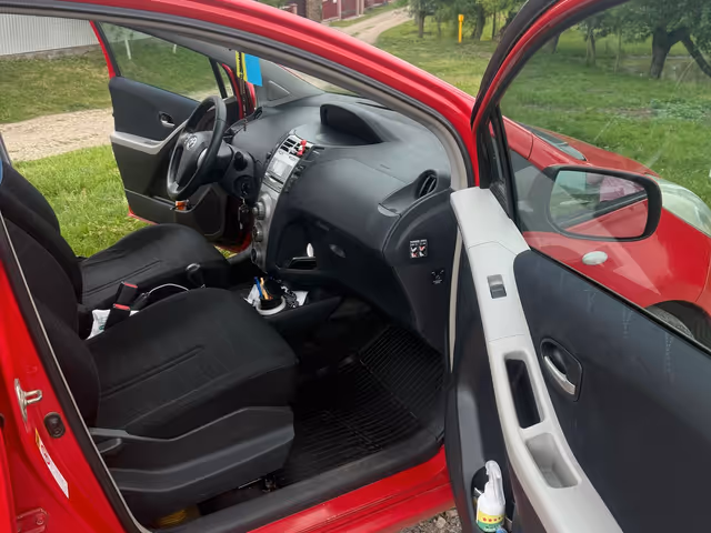 Toyota Yaris - фото 4