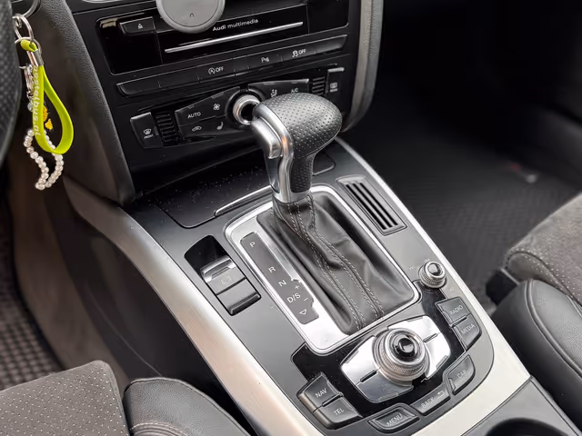Audi A4 - фото 5