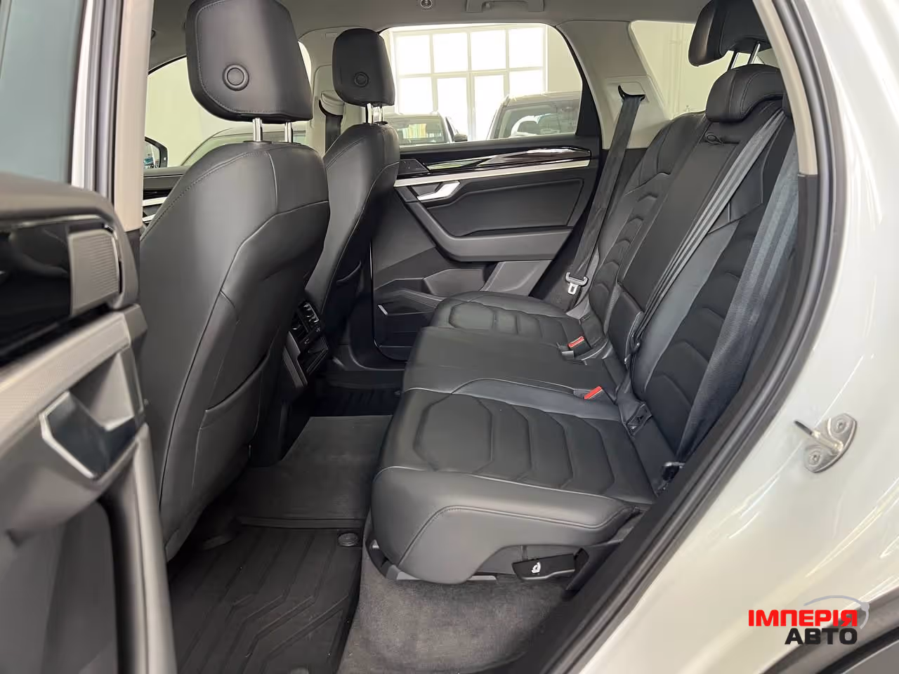 Volkswagen Touareg - фото 6