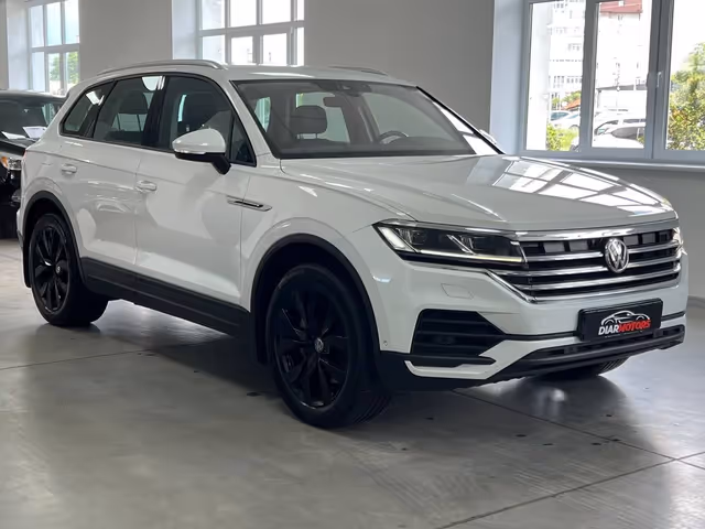 Volkswagen Touareg - фото 1