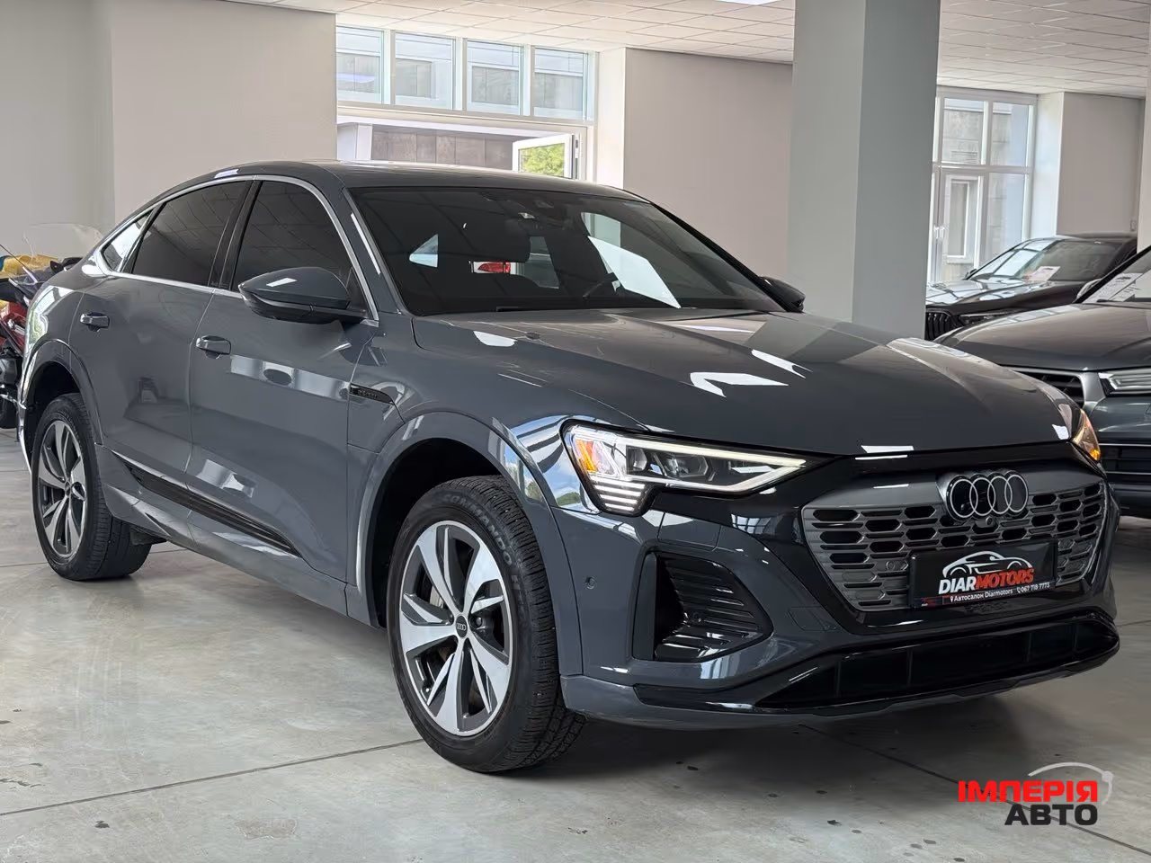 Audi Q8 Sportback e-tron - фото 1