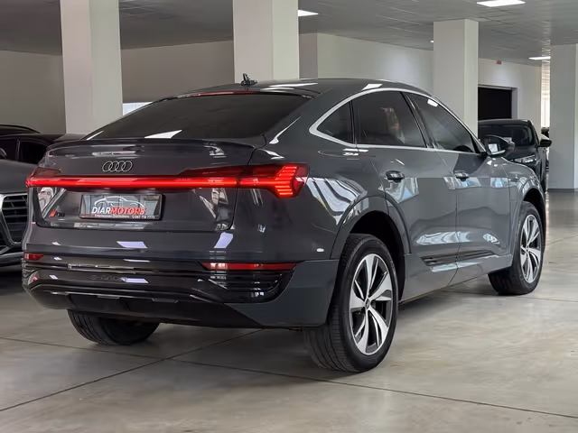 Audi Q8 Sportback e-tron - фото 3