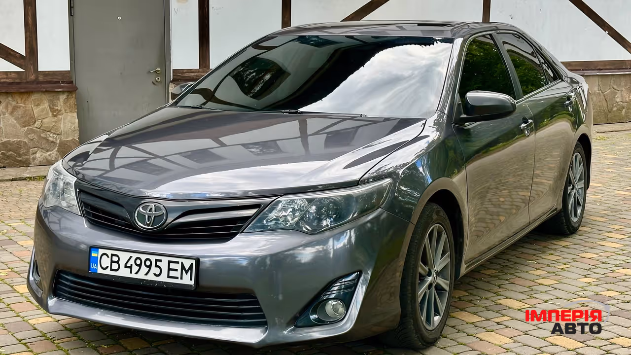 Toyota Camry - фото 1