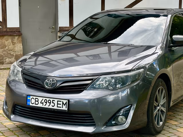 Toyota Camry - фото 1