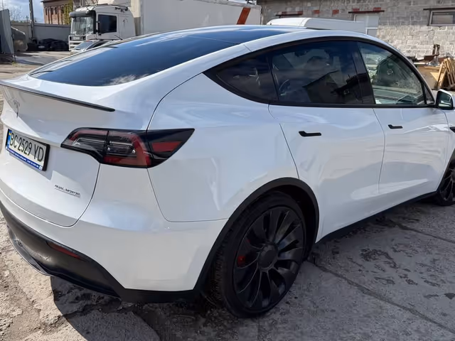 Tesla Model Y - фото 4