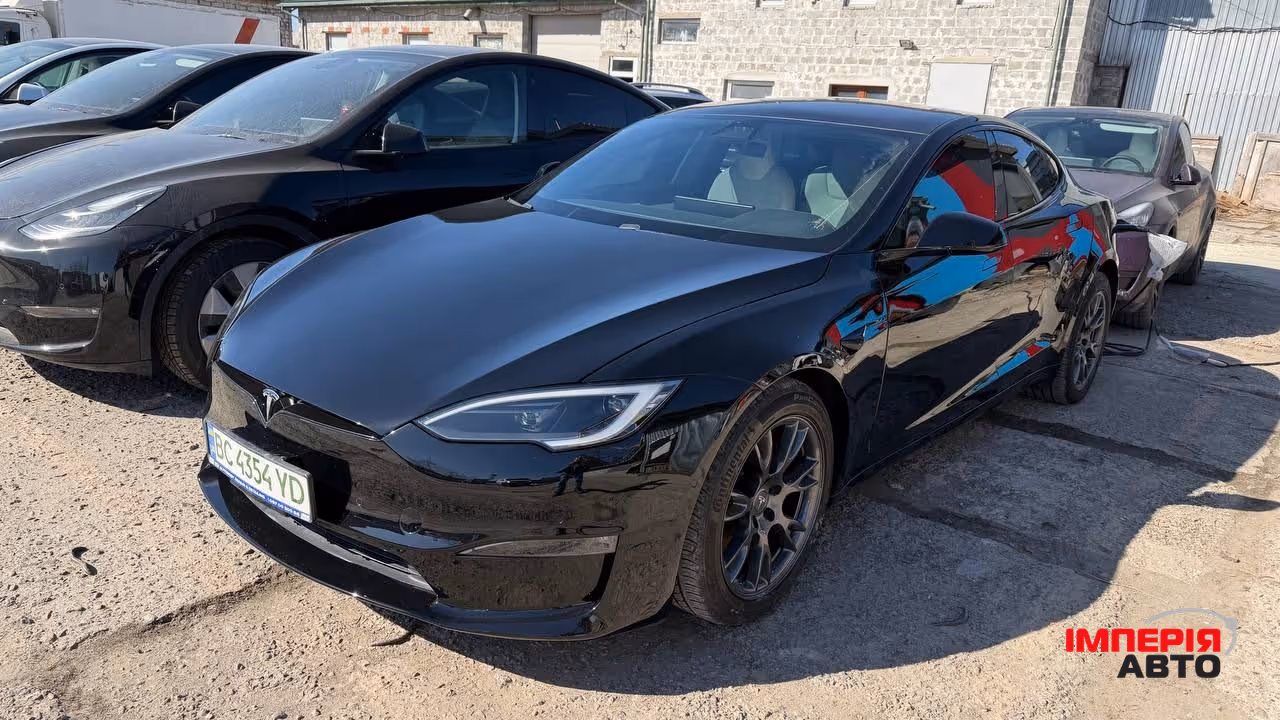 Tesla Model S - фото 1
