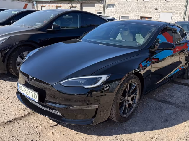Tesla Model S - фото 1