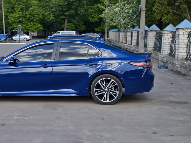 Toyota Camry - фото 2