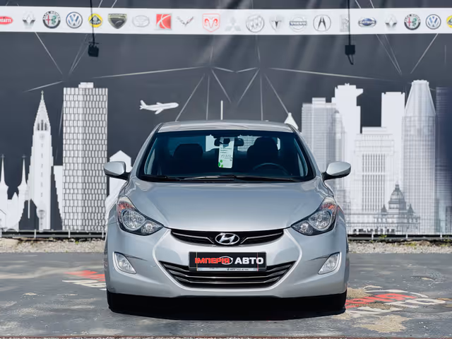 Hyundai Elantra - фото 1