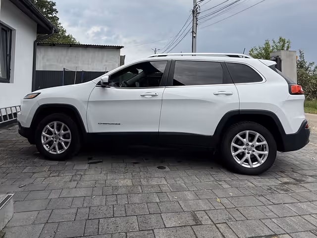 Jeep Cherokee - фото 3