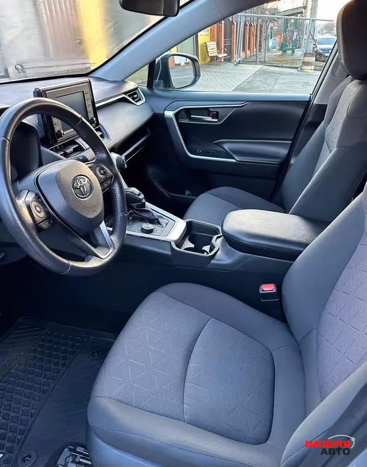 Toyota RAV4 - фото 7