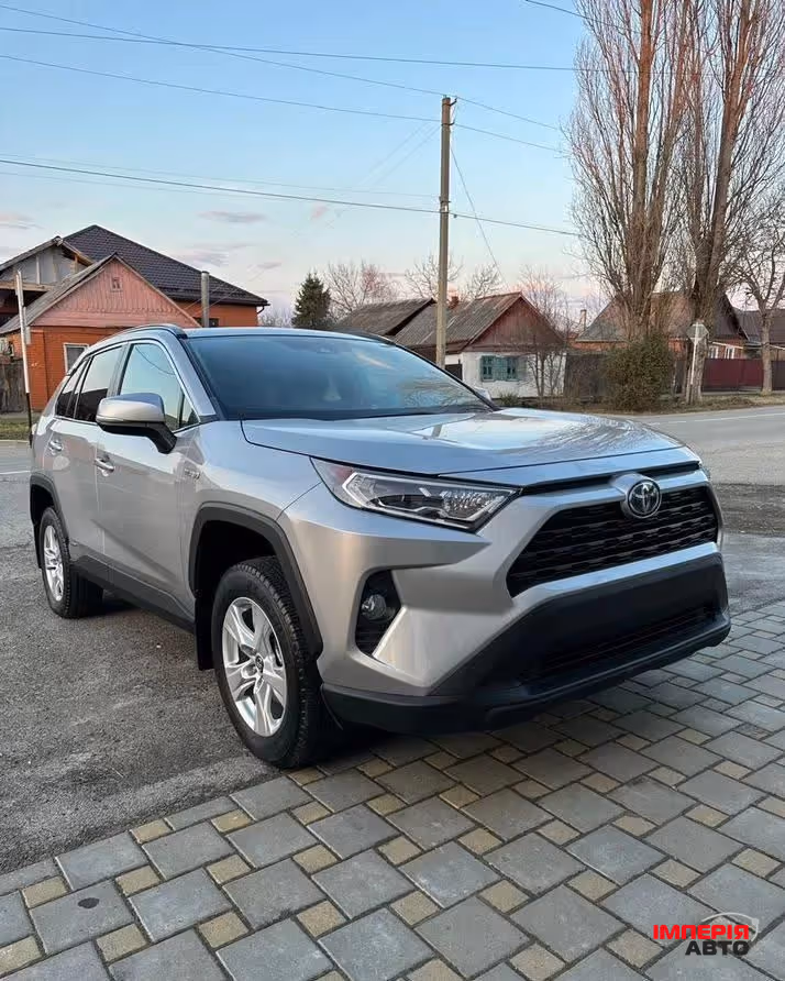 Toyota RAV4 - фото 1