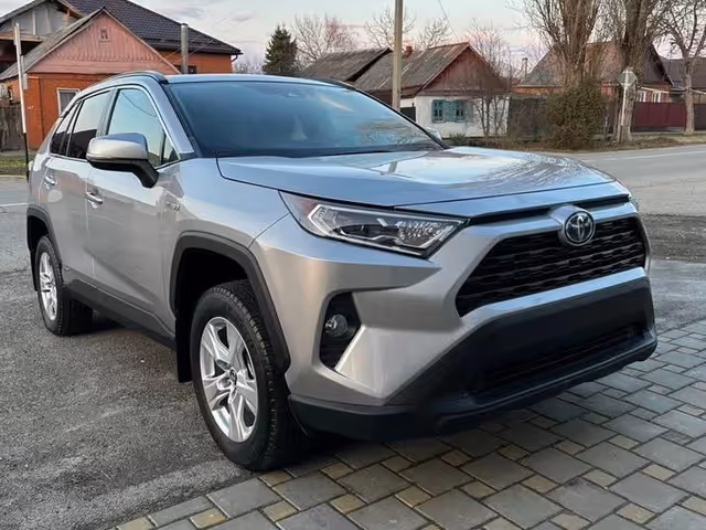 Toyota RAV4 - фото 1