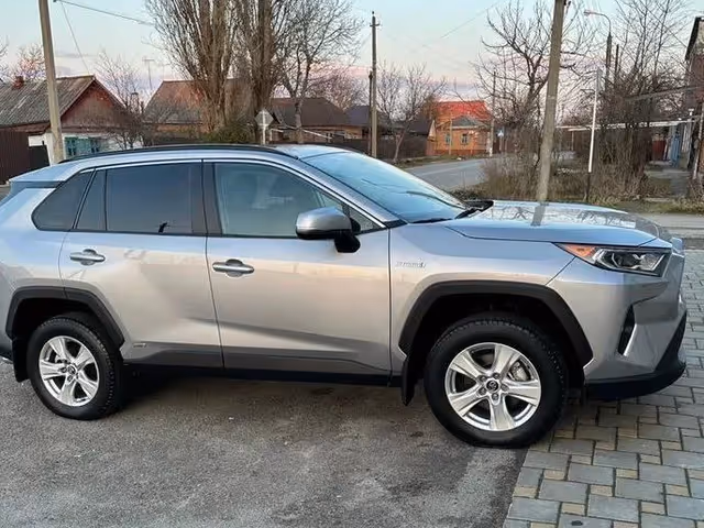 Toyota RAV4 - фото 4