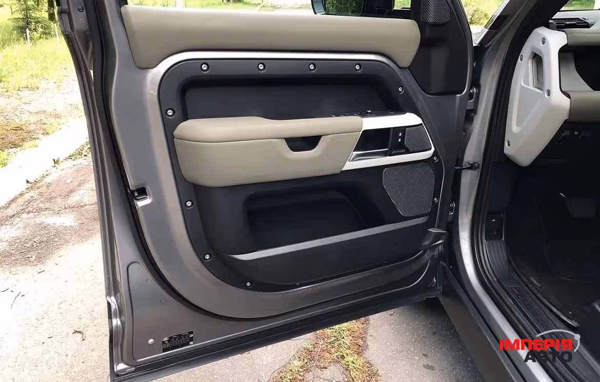 Land Rover Defender - фото 16