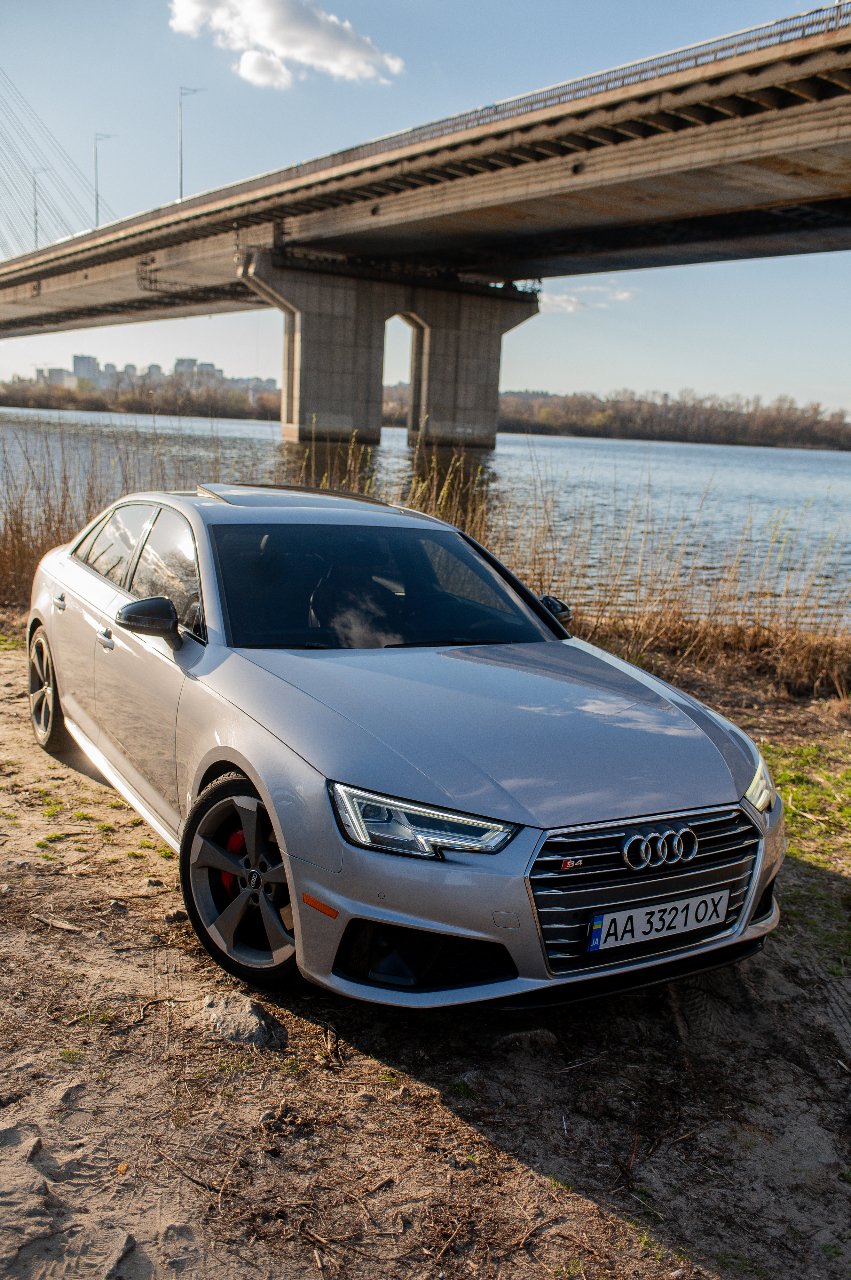 Audi S4 - фото 1