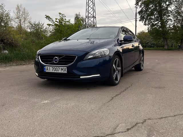 Volvo V40 - фото 1