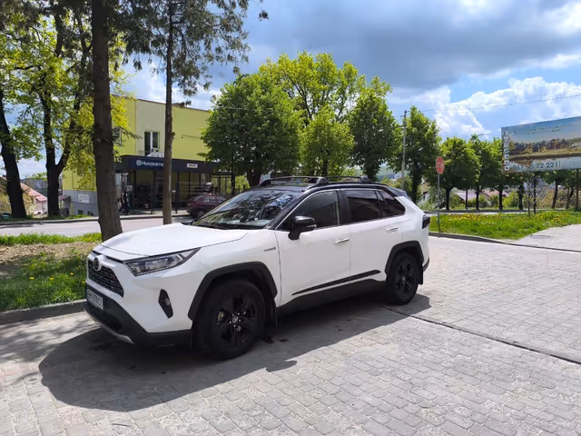 Toyota RAV4 - фото 1