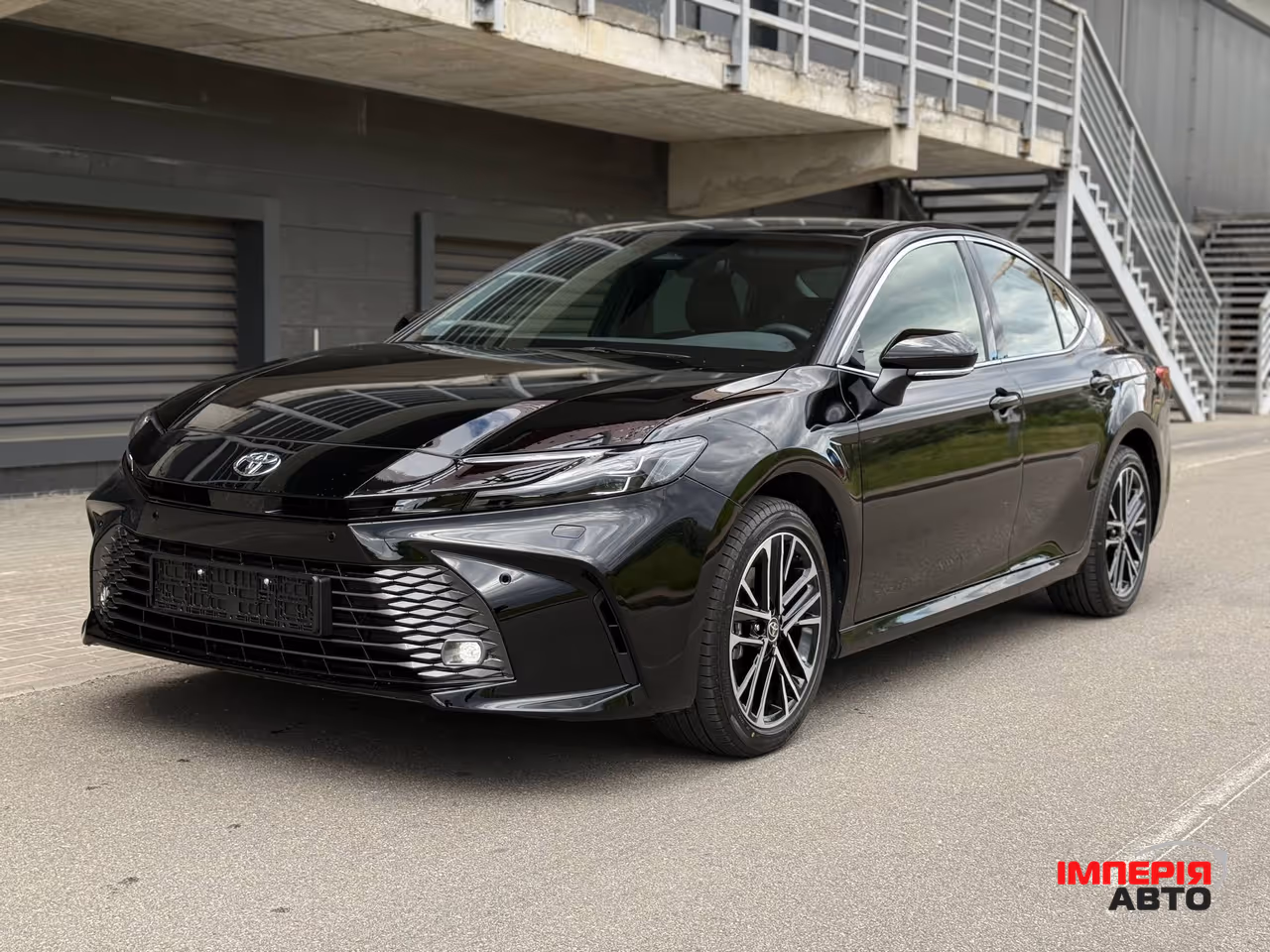 Toyota Camry - фото 1