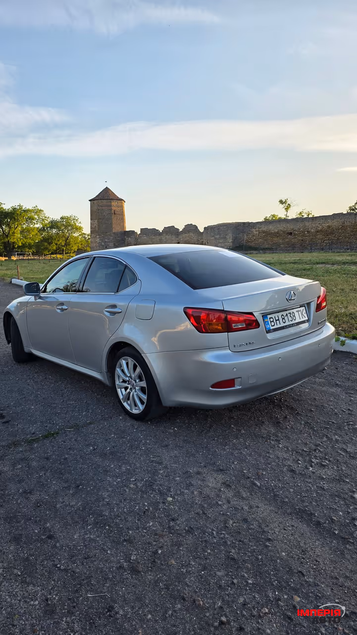 Lexus IS - фото 4