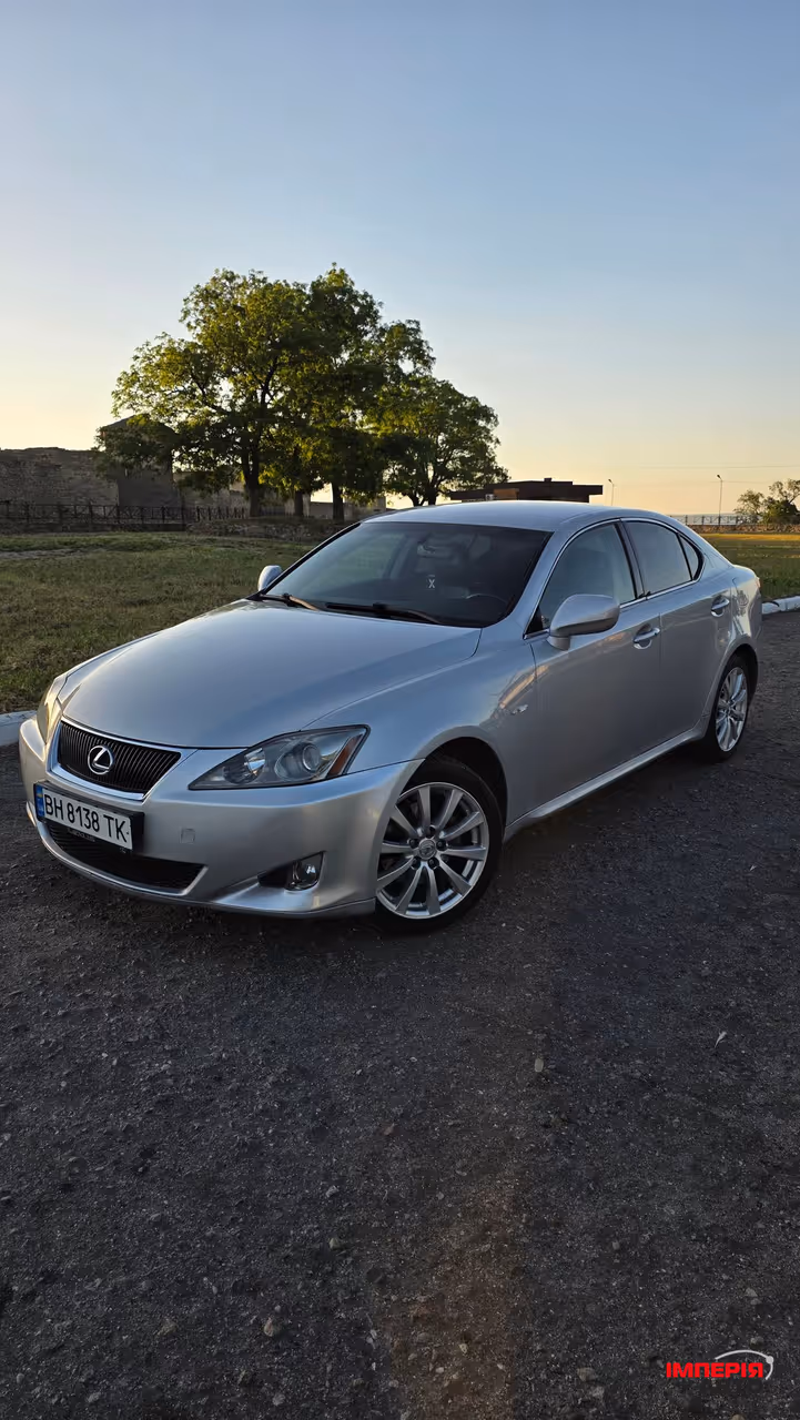 Lexus IS - фото 1
