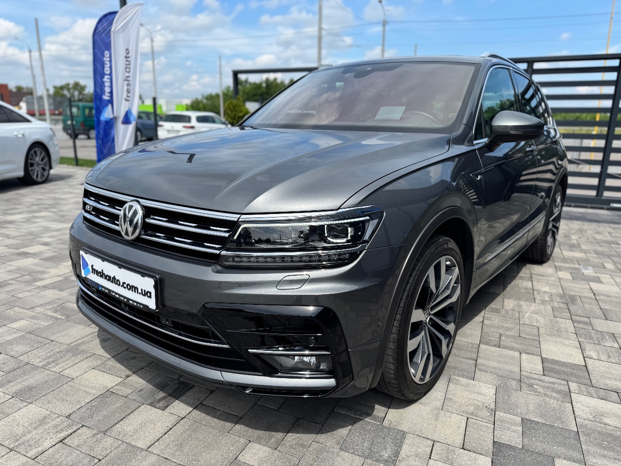 Volkswagen Tiguan - фото 14