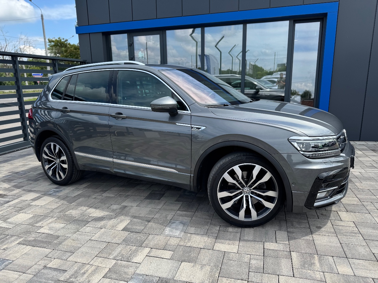 Volkswagen Tiguan - фото 2