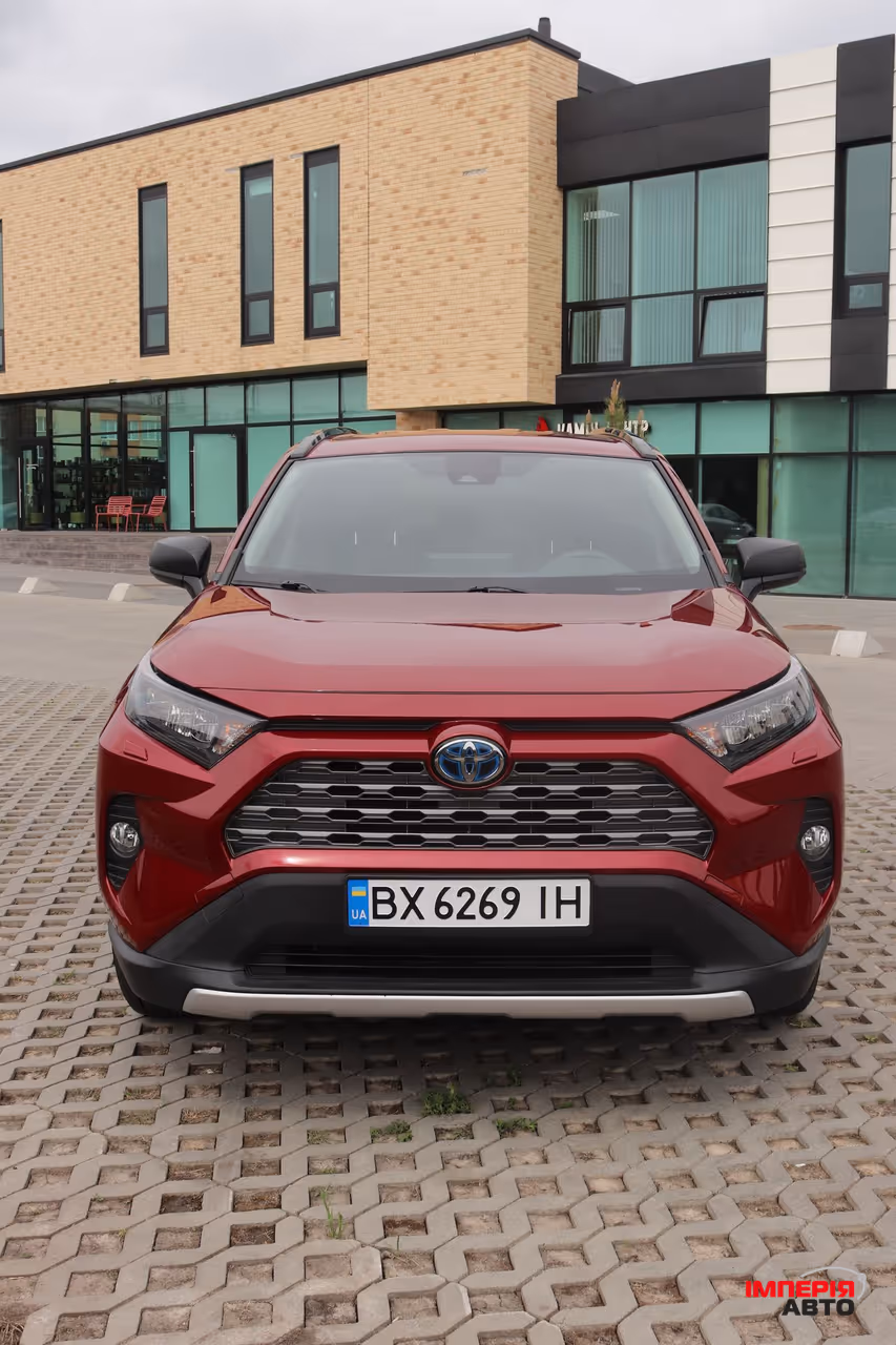 Toyota RAV4 - фото 1
