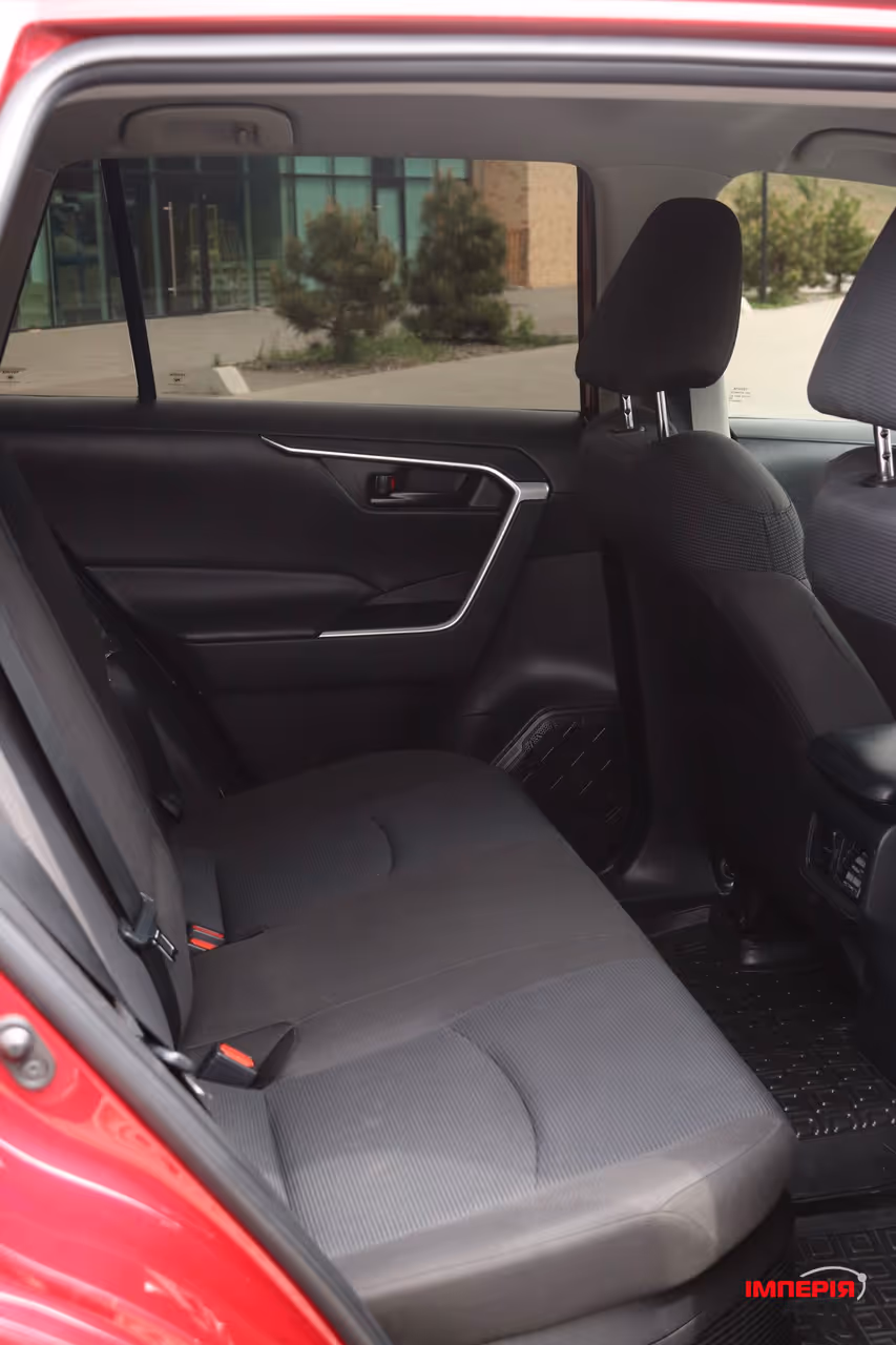 Toyota RAV4 - фото 8