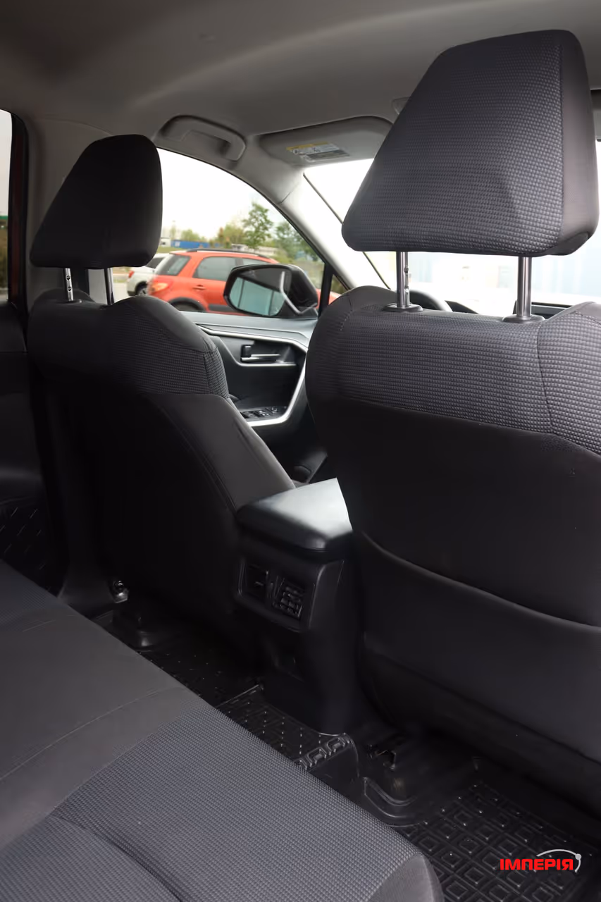Toyota RAV4 - фото 7