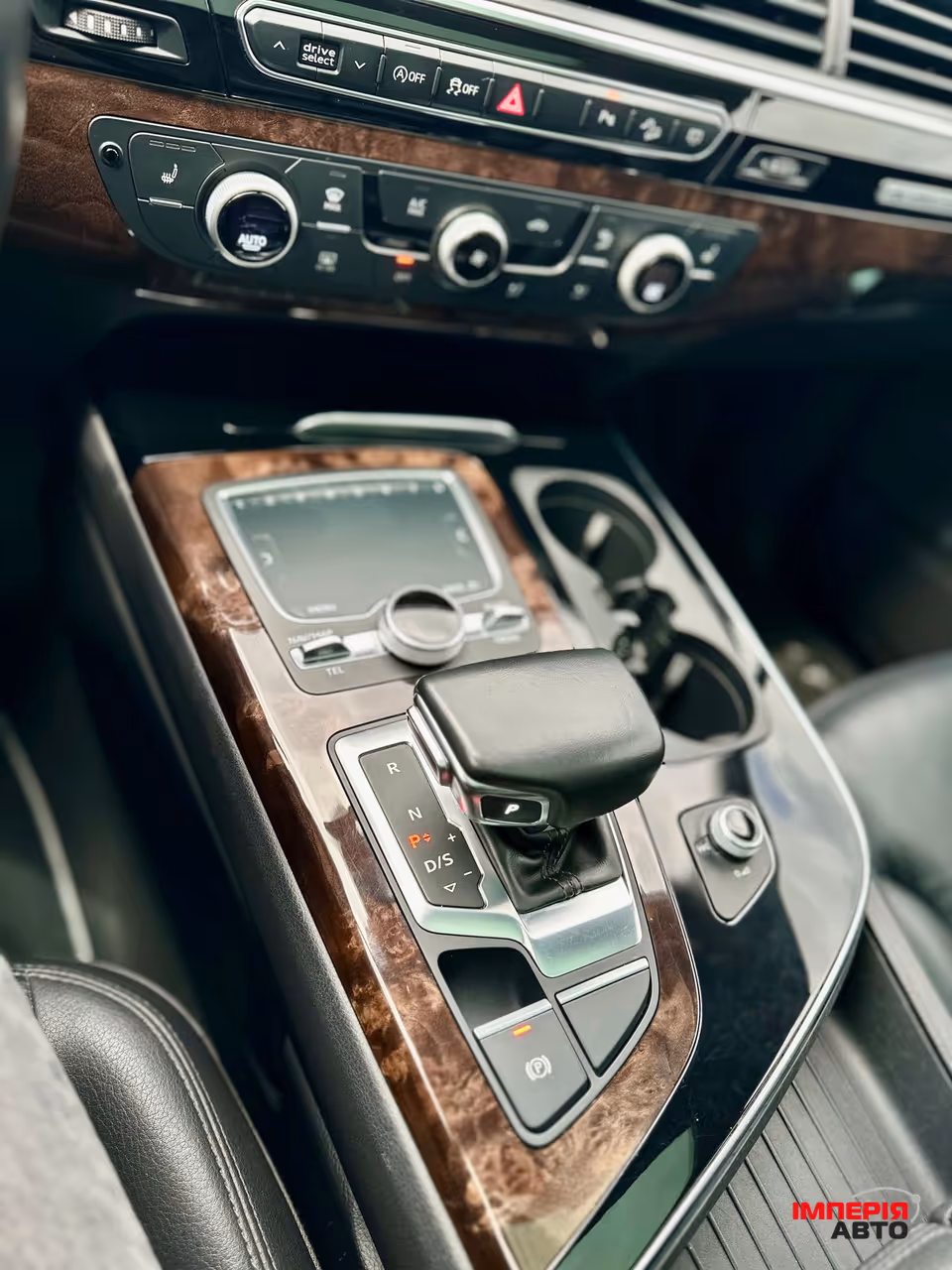 Audi Q7 - фото 28