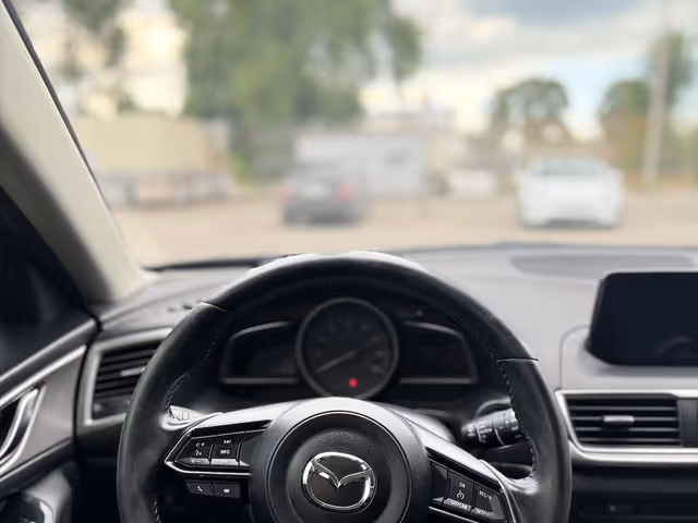 Mazda 3 - фото 2